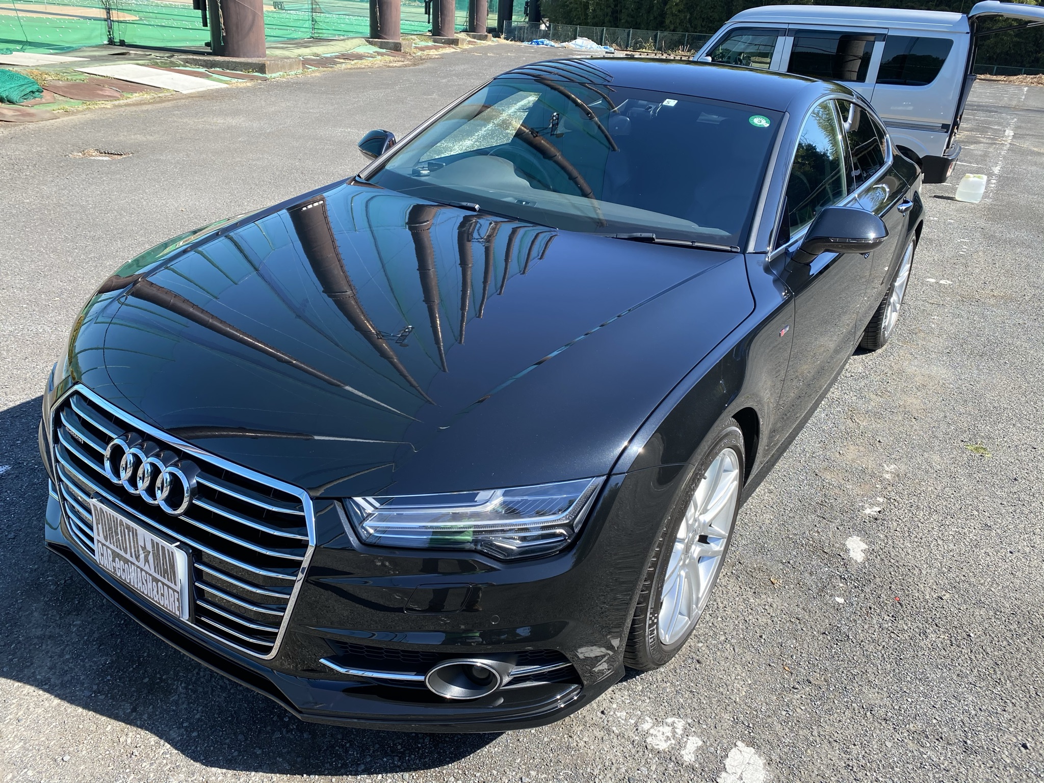 純水手洗い洗車後の黒い車